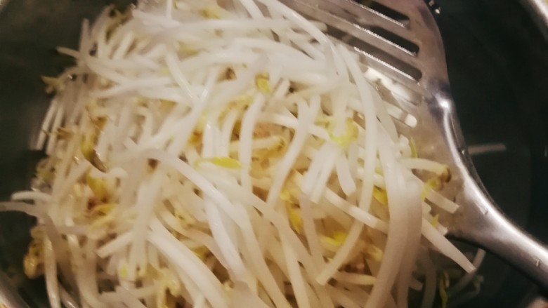 炒合菜,绿豆芽去根,放入开水中汆烫捞出。