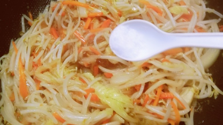 炒合菜,放入盐调整味道。