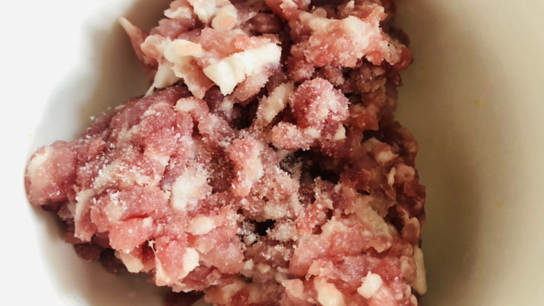 超级滑嫩的山药蒸肉饼,宝宝最爱,猪肉加入盐,拌匀后反复摔打。