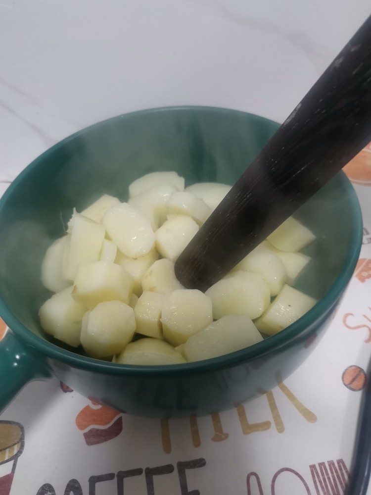 山药蔓越莓小饼,山药趁热捣成泥