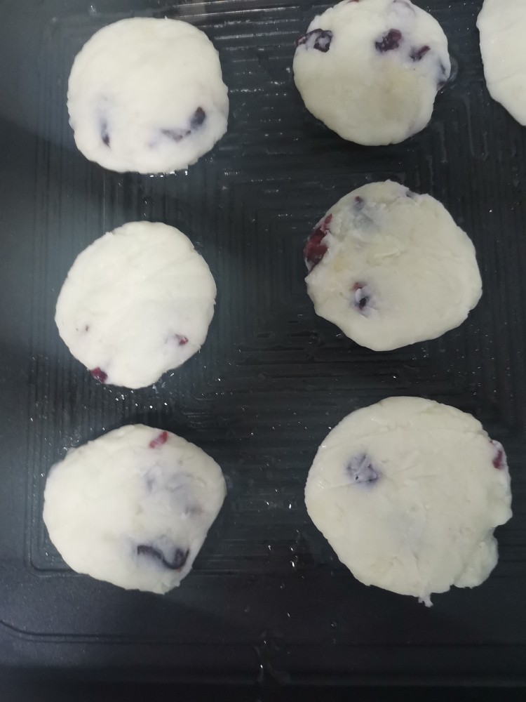 山药蔓越莓小饼,放入小饼捞2分翻面,