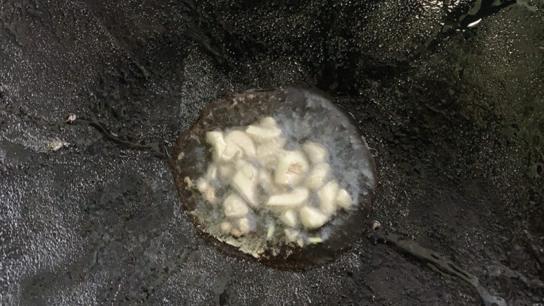 青椒炒杏鲍菇,热油锅,加入适量的蒜丁,爆炒出香味