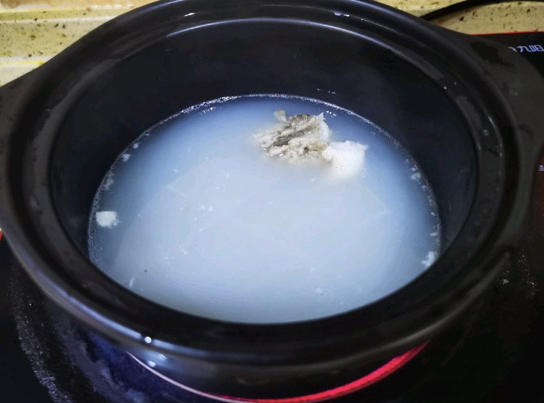 砂锅米线,砂锅里加入高汤,没有高汤就清水也可以,或者清水中加点浓汤宝。