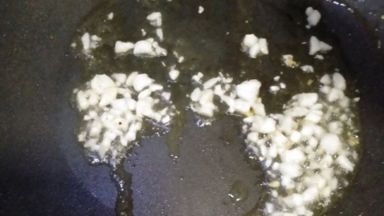 砂锅米线,砂锅加热放入适量油,油热了加入蒜末炒香。