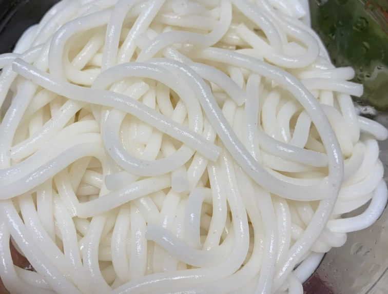 砂锅米线,这是鲜米线,已经泡好的。