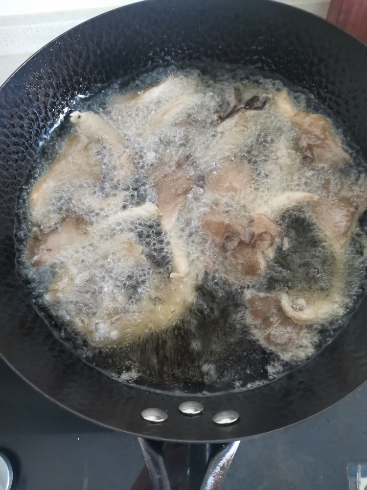 锅包蘑菇,起锅多油炸蘑菇,文火炸