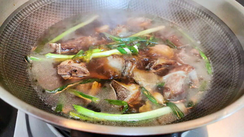 鹌鹑蛋烧排骨,加水，浸过食材