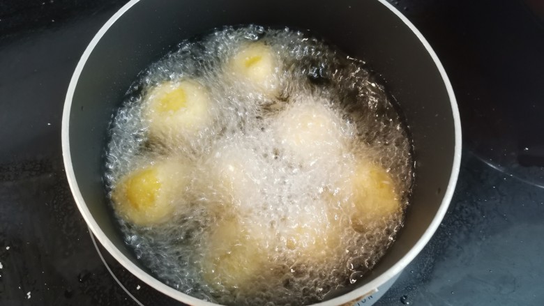 炸地瓜丸子,一定要轻轻下,而且面包糠要抖落干净,要不然成品会沾有黑色炸胡的面包糠
