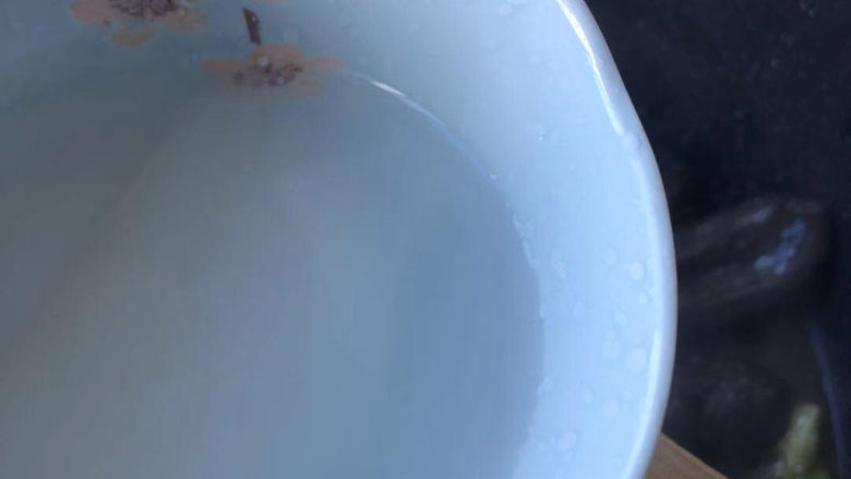 葱油烧海参,出锅前淋入芡汁,收汁后即可出锅。