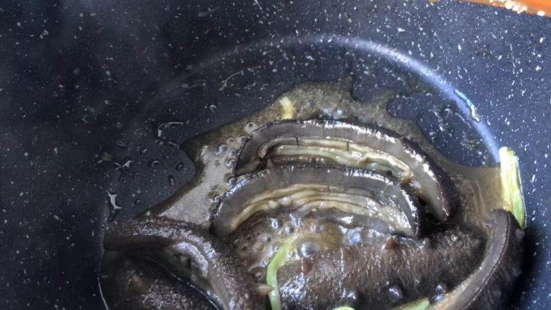 葱油烧海参,翻炒均匀,加开水略煮一两分钟。