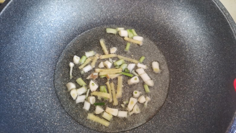 干锅千页豆腐,起锅烧油,下入葱姜蒜爆香