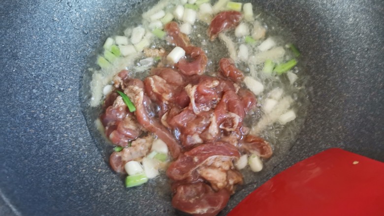 干锅千页豆腐,下入猪肉翻炒至变色