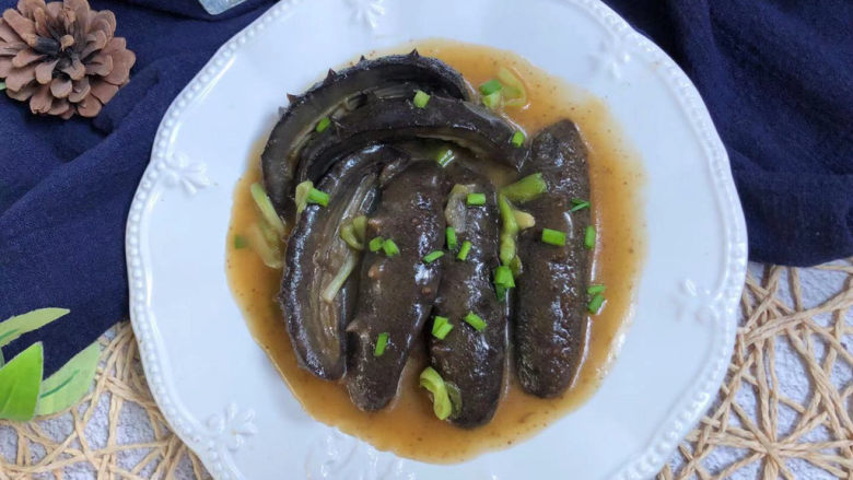 葱油烧海参,撒上葱花,美味即成。