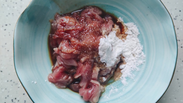 雪菜炒肉丝,<a style='color:red;display:inline-block;' href='/shicai/ 414'>猪肉</a>洗净,切成丝,加少许料酒,生抽,一小勺细砂糖,淀粉,几滴食用油
