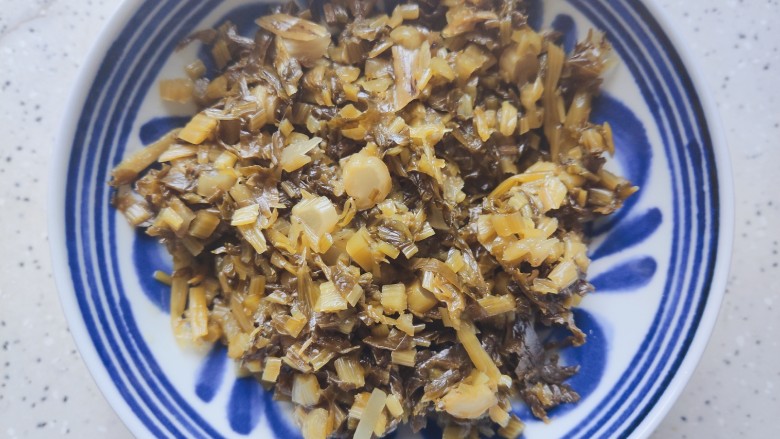 雪菜炒肉丝,包装袋内取出雪菜,撇去水分