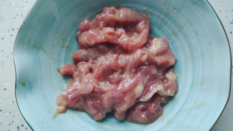 雪菜炒肉丝,抓均匀,腌制备用
