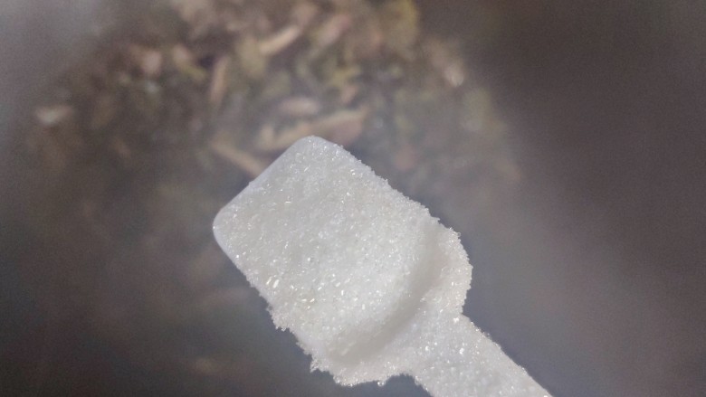 雪菜炒肉丝,加一小勺细砂糖,翻炒均匀即可