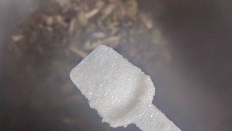 雪菜炒肉丝,加一小勺细砂糖，翻炒均匀即可