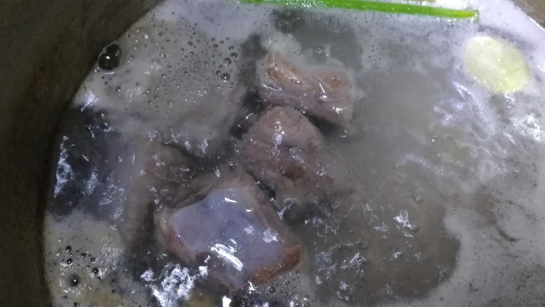 鹌鹑蛋烧排骨,排骨冷水下锅,放姜片,葱叶,水开焯水5分钟。