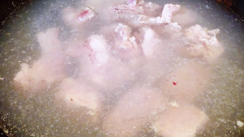 鹌鹑蛋烧排骨,锅中烧开水放入排骨,同时倒入<a style='color:red;display:inline-block;' href='/shicai/ 718'>料酒</a>,焯水断生,去除多余的油脂和杂质。