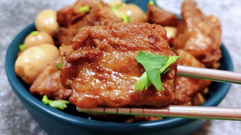 鹌鹑蛋烧排骨,排骨多汁入味,更是唇齿留香,回味无穷。