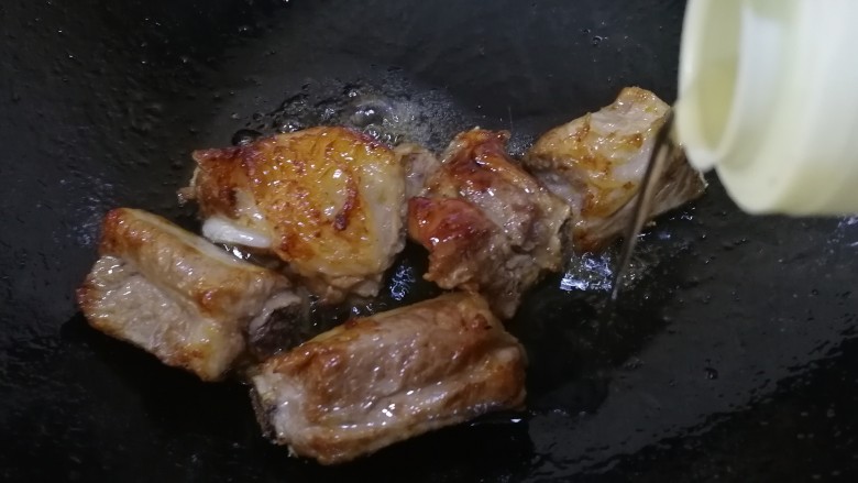 鹌鹑蛋烧排骨,加白酒,<a style='color:red;display:inline-block;' href='/shicai/ 718'>料酒</a>,文火烹香去腥。