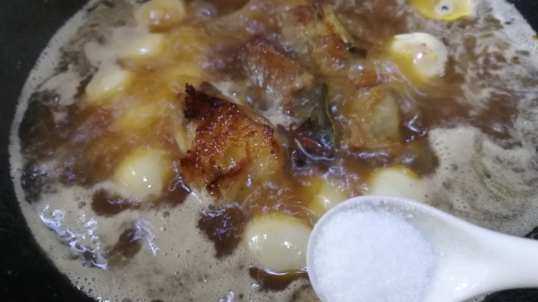 鹌鹑蛋烧排骨,加足量开水,大火烧开,加盐入味。