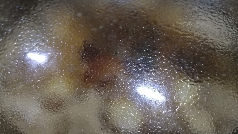 鹌鹑蛋烧排骨,盖上盖子,文火烧。