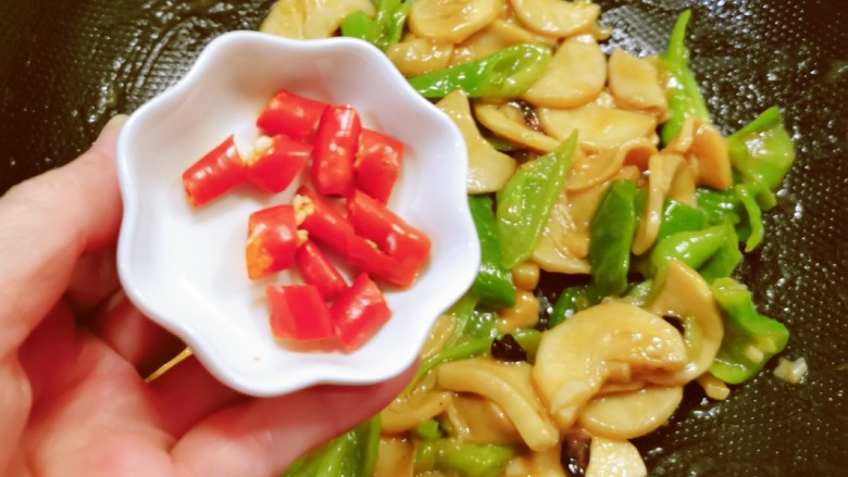 青椒炒杏鲍菇,放入红尖椒,翻拌均匀出锅。