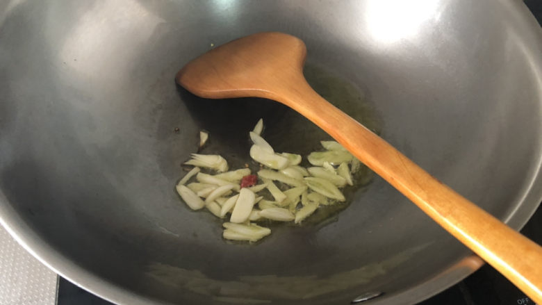 青椒炒杏鲍菇➕青椒胡萝卜木耳炒杏鲍菇,热锅冷油,小火,下蒜片煸香