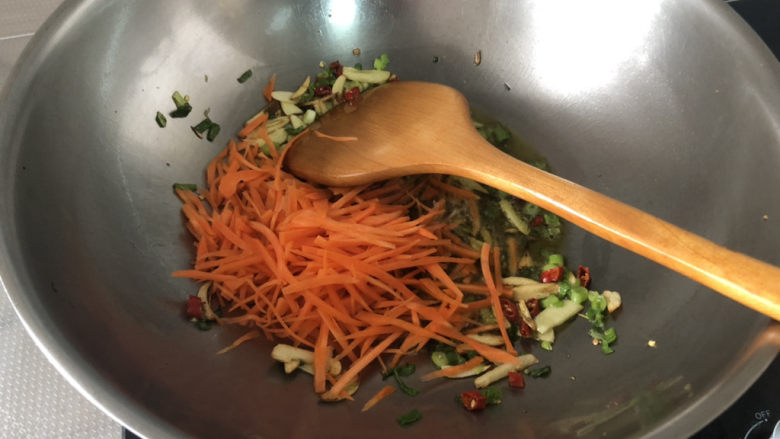 青椒炒杏鲍菇➕青椒胡萝卜木耳炒杏鲍菇,转中火,下胡萝卜丝煸炒半分钟