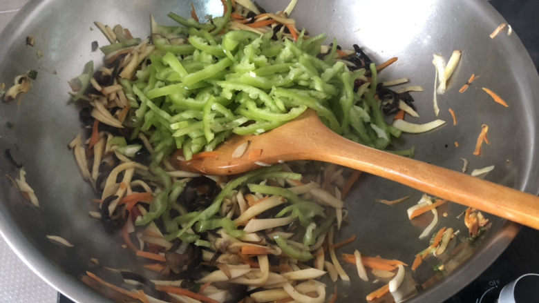 青椒炒杏鲍菇➕青椒胡萝卜木耳炒杏鲍菇,最后加入青椒丝,翻炒断生