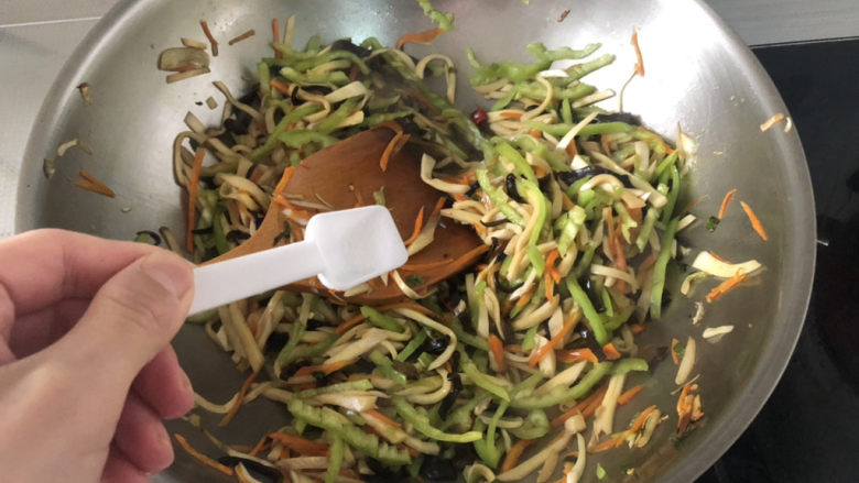 青椒炒杏鲍菇➕青椒胡萝卜木耳炒杏鲍菇,尝下咸淡,根据个人口味添加少许盐翻炒定味出锅