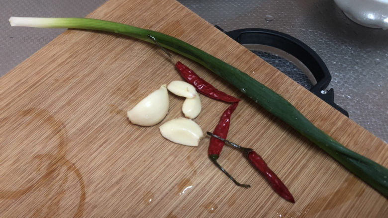 青椒炒杏鲍菇➕青椒胡萝卜木耳炒杏鲍菇,蒜剥皮,小葱小米辣洗净