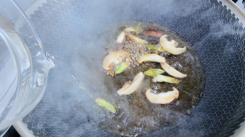 砂锅米线,加入热水,水量根据自己喜好选择