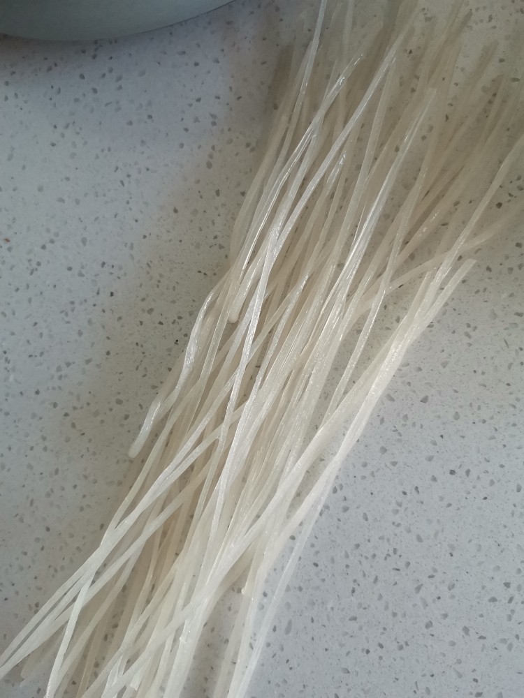 素四白,一把粉条提前泡水