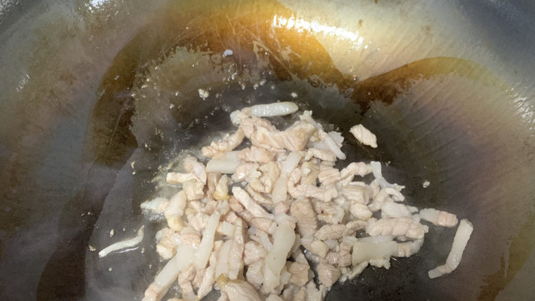 雪菜炒肉丝,变色后加一圈料酒,少许盐