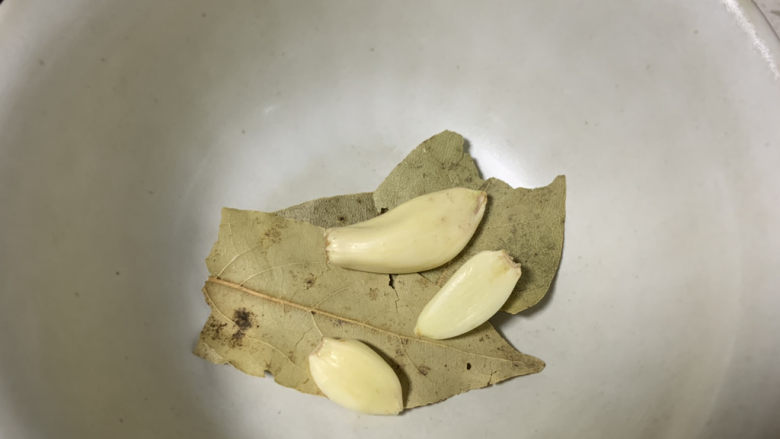 黄豆猪脚汤,准备3个蒜瓣,3片<a style='color:red;display:inline-block;' href='/shicai/ 741'>香叶</a>