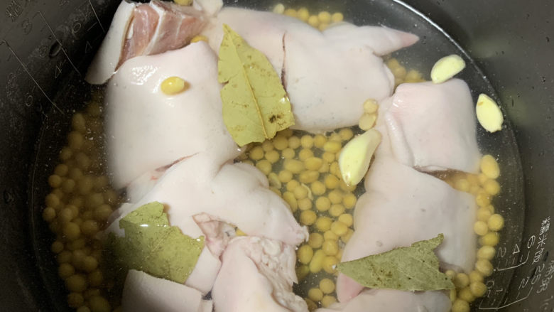 黄豆猪脚汤,倒入电饭煲,加水没过猪脚