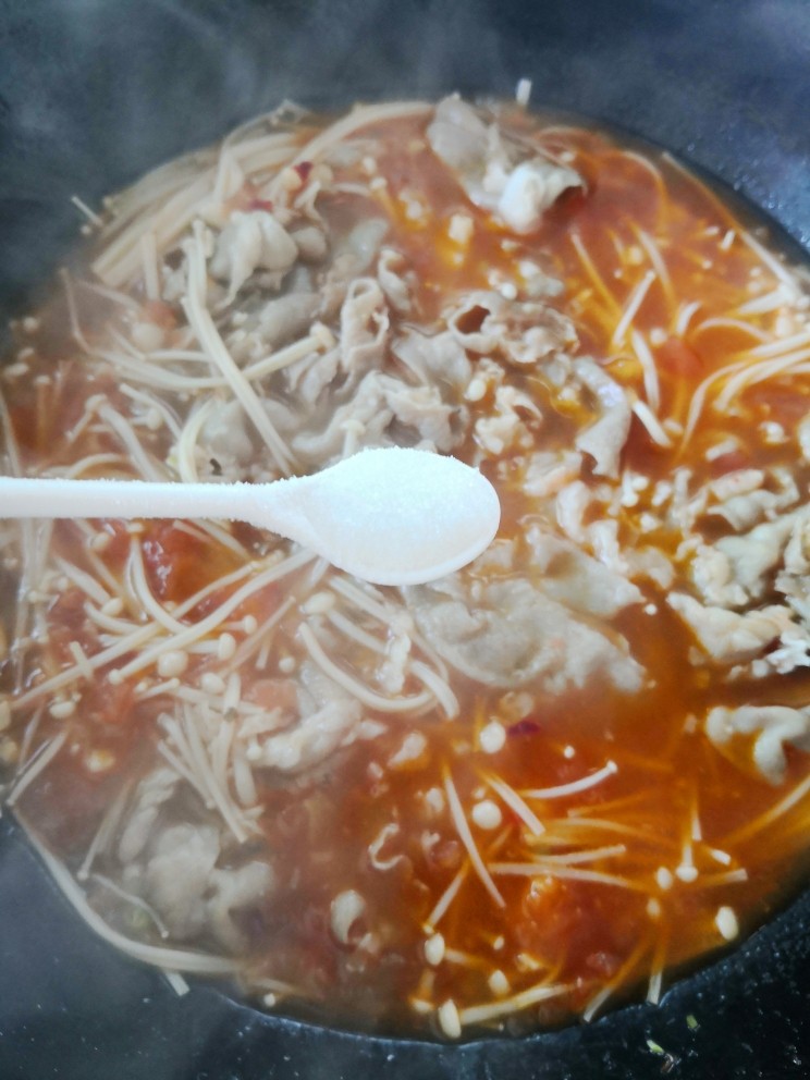 酸汤肥牛,稍煮一会,调入适量的盐
