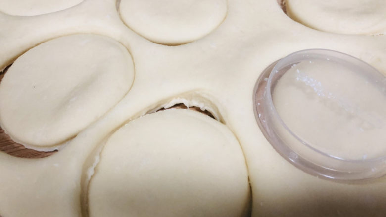 软糯香甜的山药饼,宝宝都喜欢,用模具或者找个盖子压成小饼,剩余的边角面团重新擀开按压。