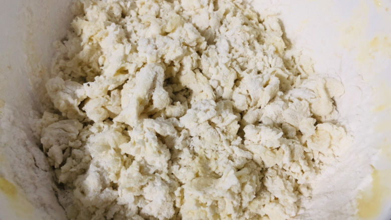 软糯香甜的山药饼,宝宝都喜欢,搅拌成絮状,然后揉成光滑的面团。