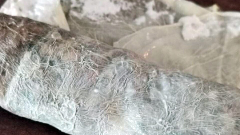 脆皮年糕,豆腐衣包住所有食材,封口处涂上面粉糊粘住