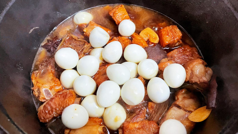 鹌鹑蛋烧排骨,加入鹌鹑蛋,继续煮10分钟