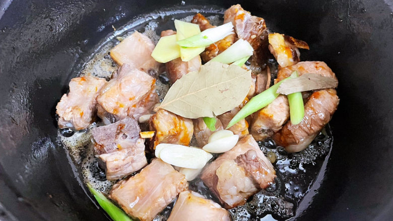鹌鹑蛋烧排骨,加入葱姜蒜、八角、桂皮、香叶,炒出香味