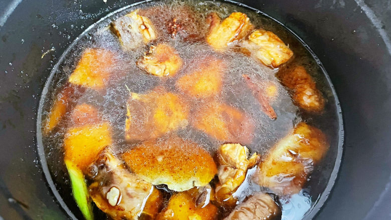 鹌鹑蛋烧排骨,加入清水,没过食材即可