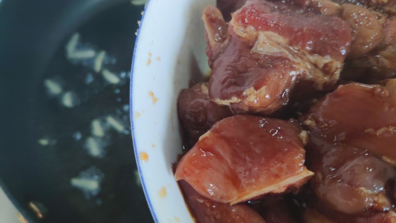 鹌鹑蛋烧排骨,加入排骨(撇去排骨腌制过程中产生的水分)
