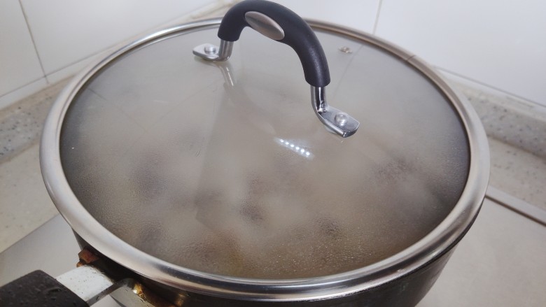 鹌鹑蛋烧排骨,盖上锅盖,转小火焖煮30分钟