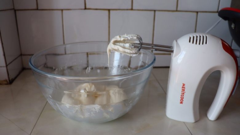 自制奶油,打发多次，黄油＆蛋白搅拌成功^o^