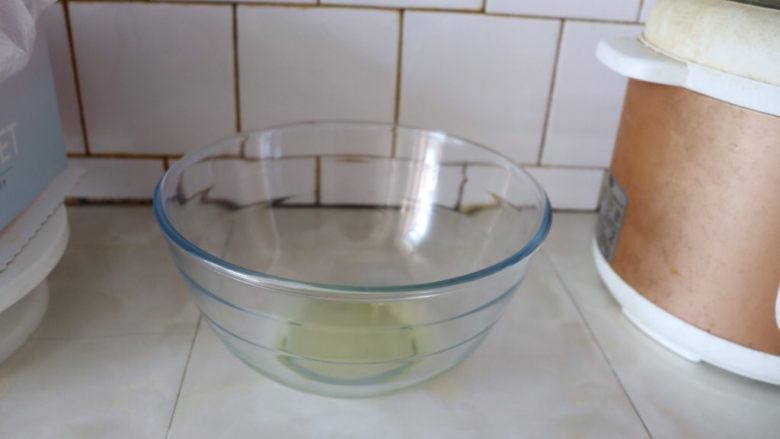 自制奶油,干净的玻璃碗，放入一个<a style='color:red;display:inline-block;' href='/shicai/ 59093'>鸡蛋清</a>^o^